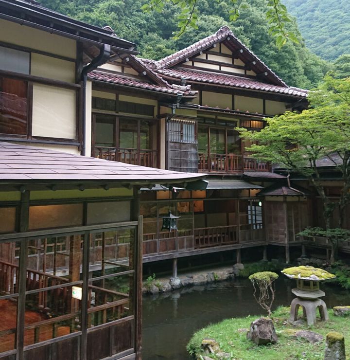 美しい中庭でゆっくり休める温泉宿はいかが？ゴルフ旅の疲れを癒そう