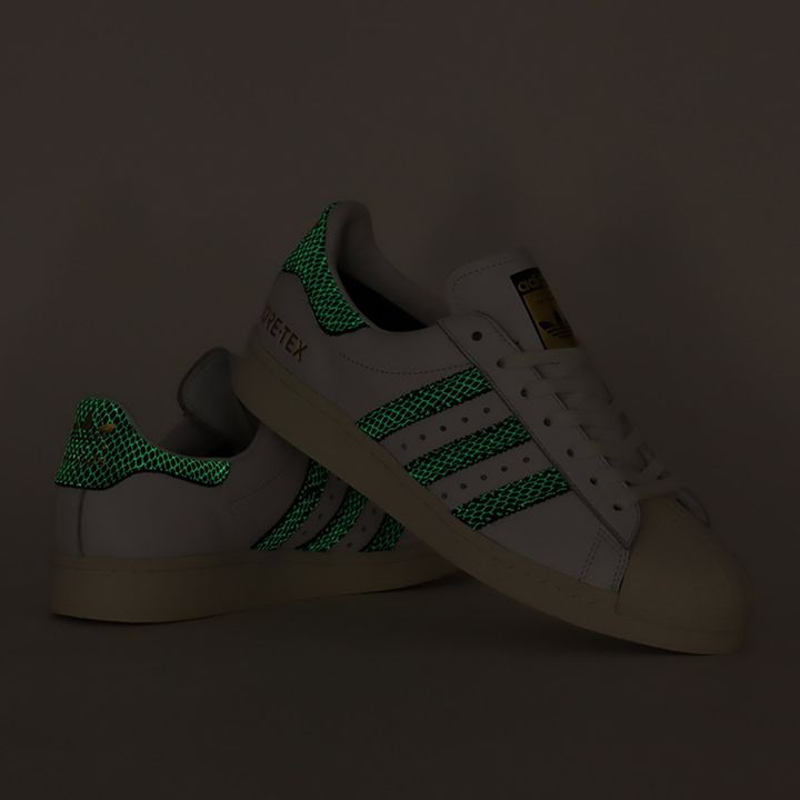 アディダス オリジナルスの「スーパースター 82 GTXアトモス」¥18,700