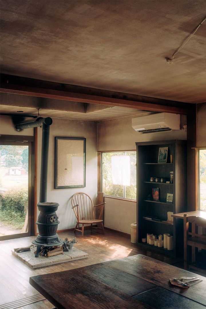 冬は店内の薪ストーブに火が灯る。