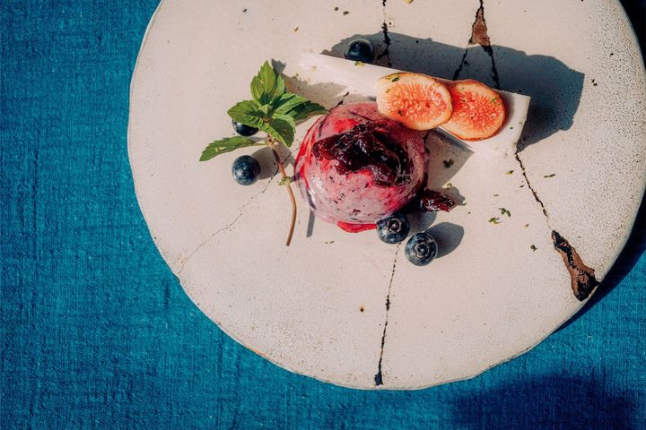 梅とバナナのケーキ、ブルーベリーアイスを添えて。