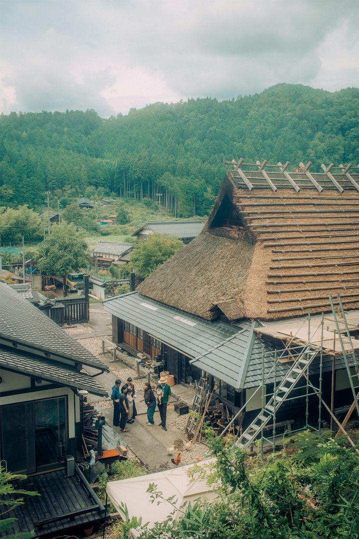ツェンの自宅前に集うメンバーとその家族。茅葺き屋根は葺き替え作業の真っ最中だ。
