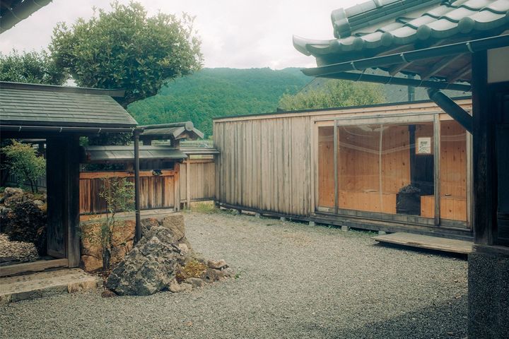 ROOTSが運営する宿泊施設tehenの庭、自作のサウナも併設。