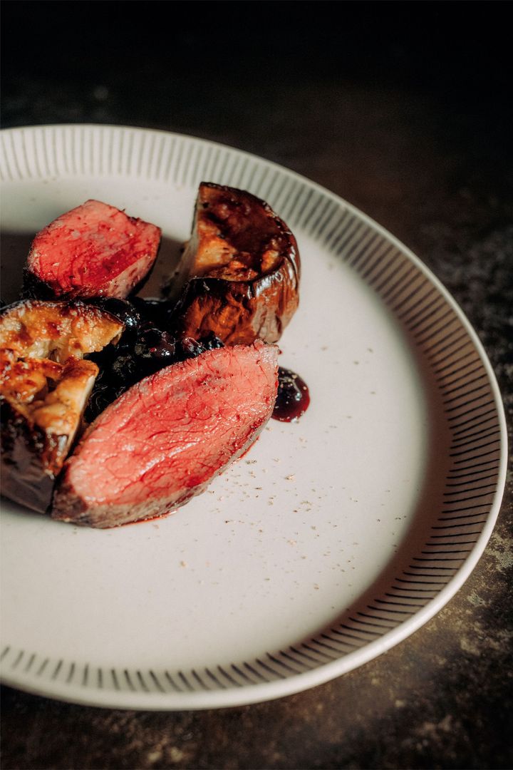 メインの鹿肉は、ブルーベリーソースの酸味と山椒のバランスが絶妙だ。