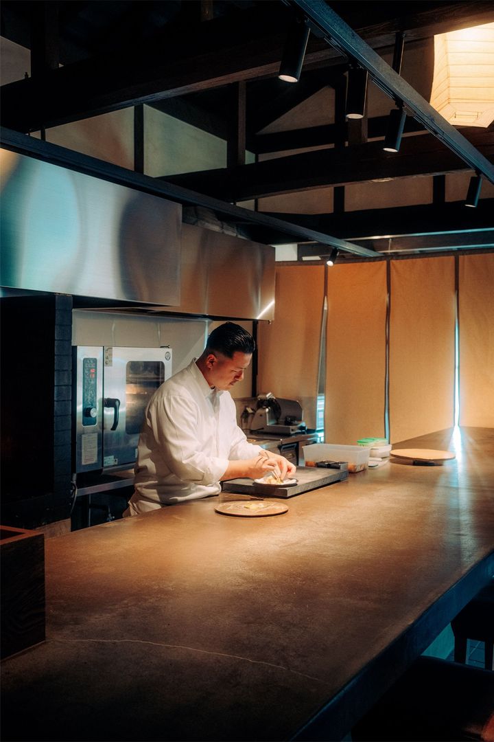 カウンターキッチンではオーナーシェフ森の手捌きを見ることができる。