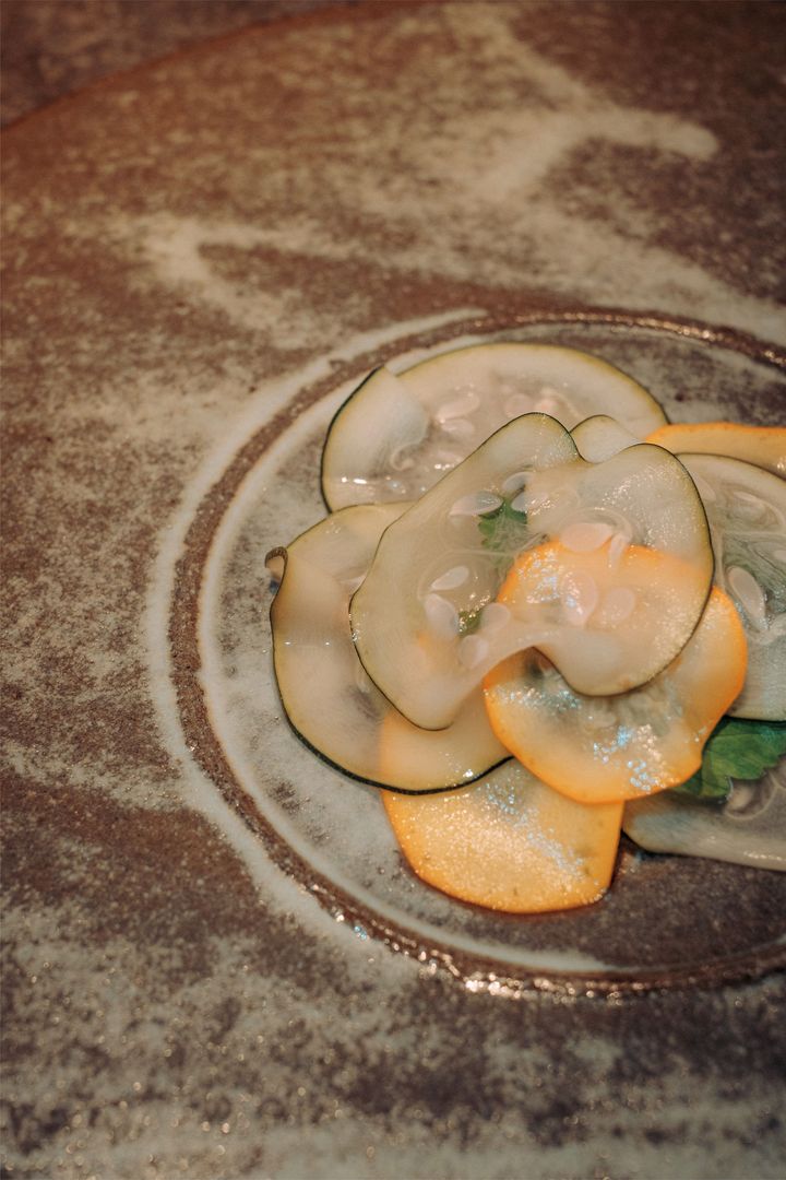 森自作の器に盛られた、大原名産の赤紫蘇の風味を添えたズッキーニのマリネ。