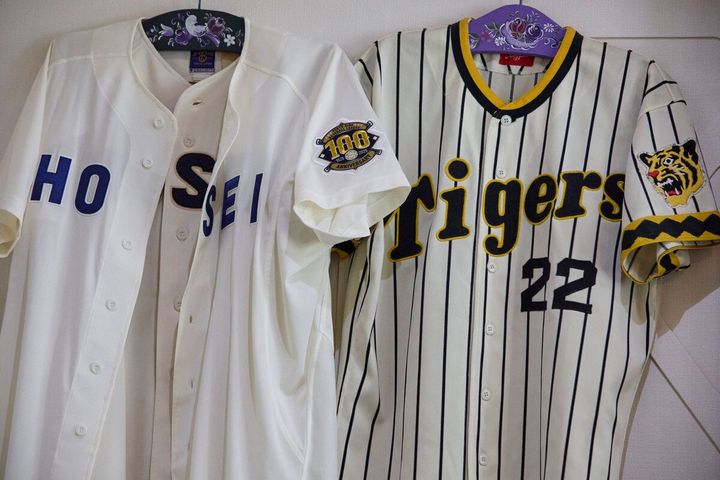 田淵の自宅リビングに飾られた法政大学と阪神タイガースのユニフォーム。