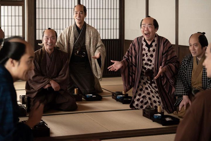 大田南畝（四方赤良／桐谷健太）、朋誠堂喜三二（平沢常富／尾美としのり）他 大河ドラマ「べらぼう～蔦重栄華乃夢噺～」第45回より ©️NHK