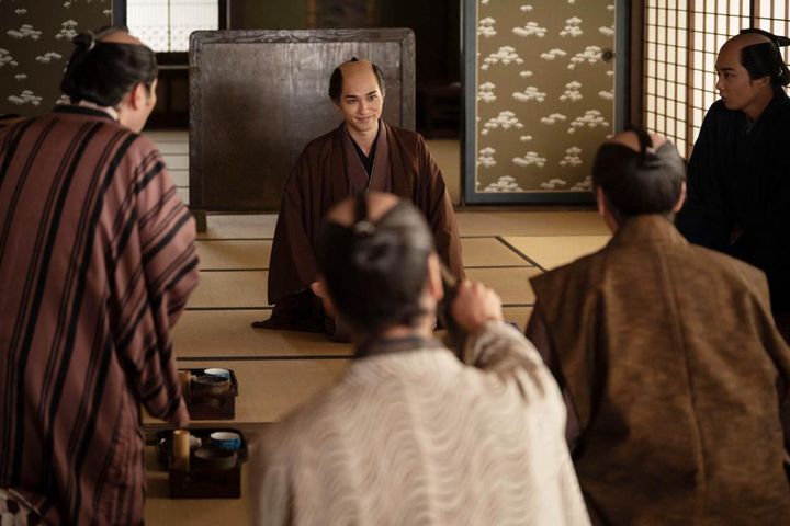 蔦重（横浜流星）他 大河ドラマ「べらぼう～蔦重栄華乃夢噺～」第45回より ©️NHK