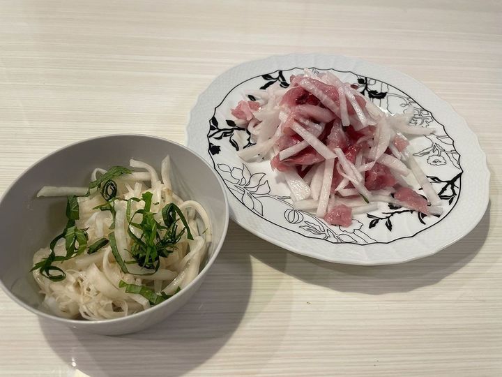 ハガツオのつかんまぜと大根の皮の塩もみ。味はいまひとつですが、さっぱりした前菜にはなりました