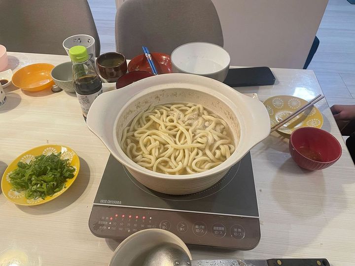 鍋も味噌汁も旨すぎて盛り上がり、写真を撮り忘れました。締めのうどんを慌てて撮影。各年代の女性たちに喜んでもらえた夜でした