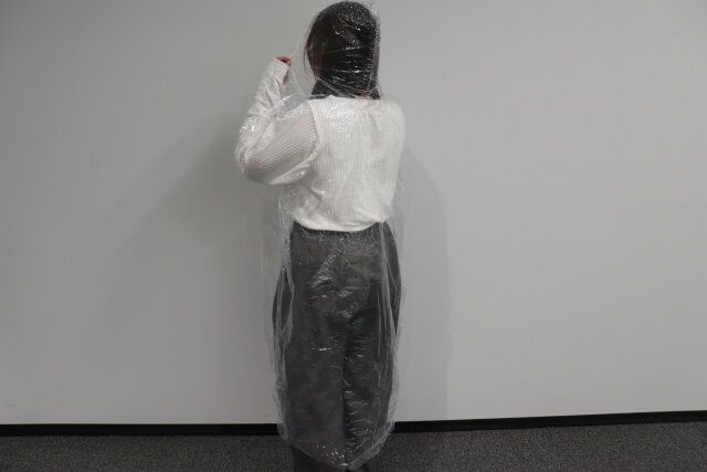 セリアのケース付きレインコート 大人用は被って着用する