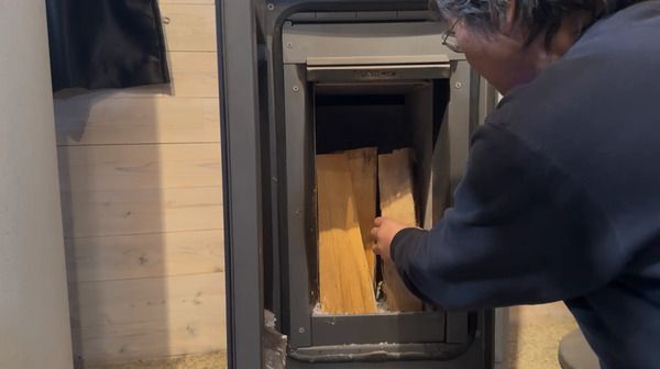 厳しいレベルの排出ガス規制をクリアした、蓄熱薪ストーブ販売中！