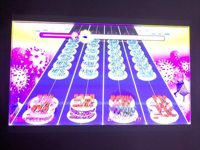 生活習慣や栄養素のアイコンが流れてくるリズムゲームのプレイ画面