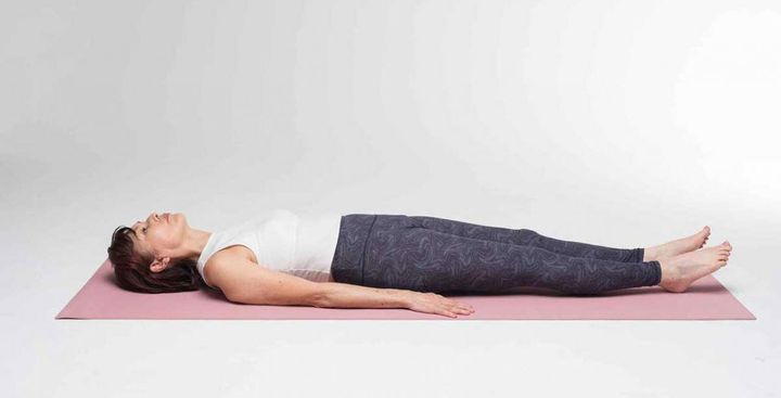 【１】あおむけになり、手は伸ばして体の横におきます。