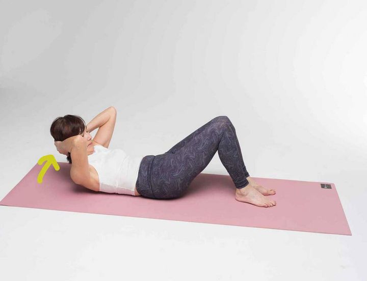 【２】 首をもち上げ、ひざを立てます。手の力でもち上げるのではなく、手は後頭部に軽くそえる程度です。