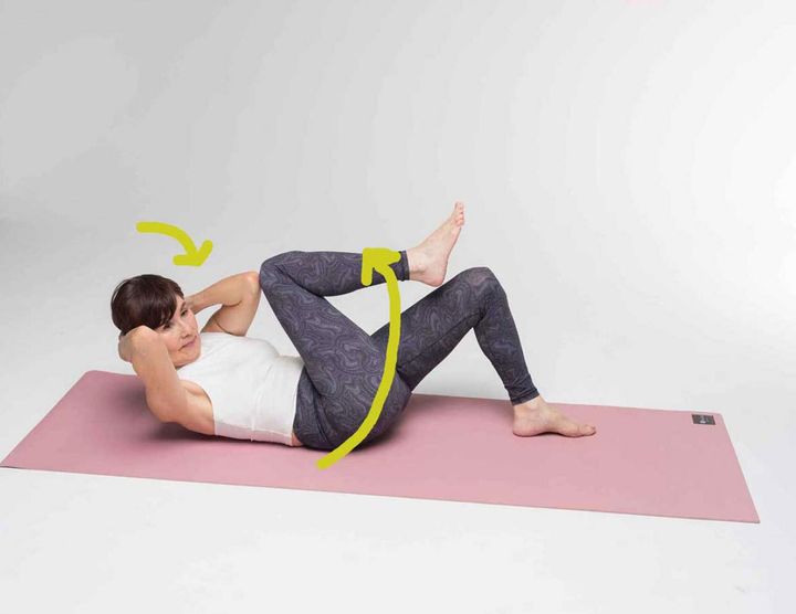 【４】 反対の手足を同様に引き寄せます。