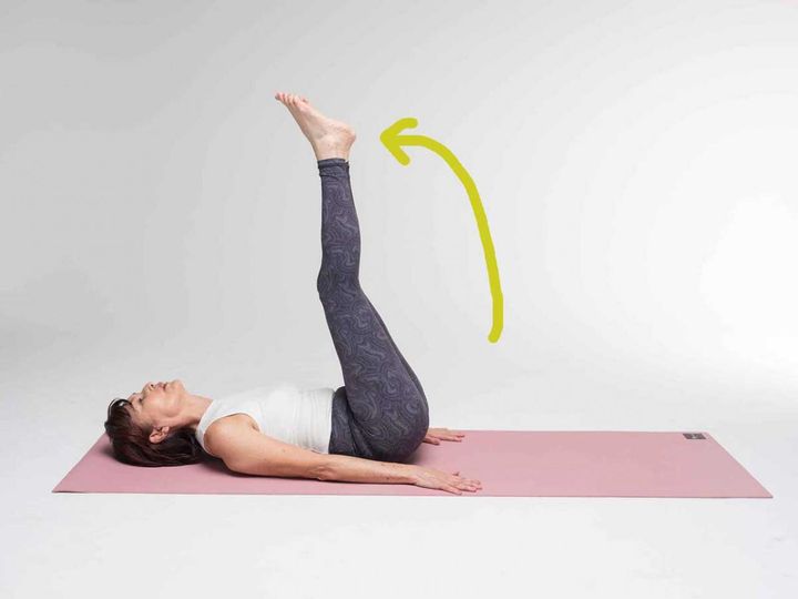 【２】両足をそろえて、息を吐きながら90度まで勢いよく上げます。