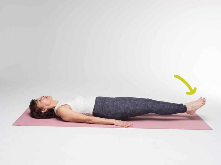 【３】息を吐きながら、両足を床につかないすれすれまで下げて、10秒キープします。