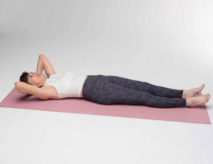 【１】あおむけになり、両手は後頭部にそえ、足を軽く開きます。