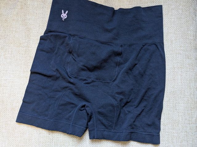 ルナルナぽかぽか腹巻きショーツの全体とハイウエストシルエット