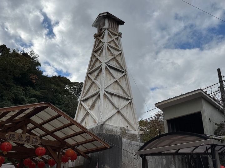 伊豆熱川駅前のシンボル。高さ7メートルの木製温泉櫓から立ち上る湯けむりが、温泉街の風情を醸し出す。