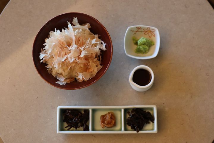 地元静岡の名産を活かした料理長の料理がルームサービスでも楽しめる。