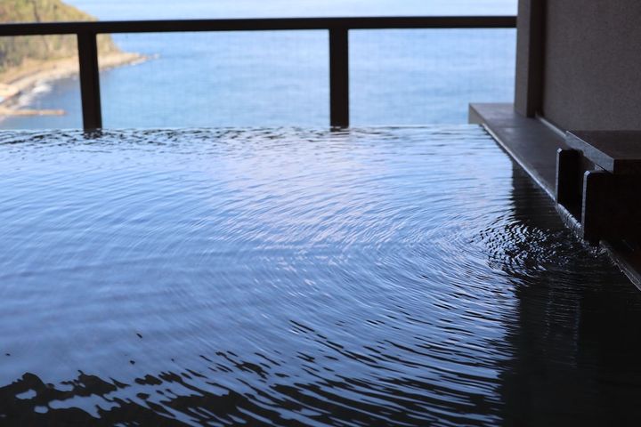 自家源泉を2本所有し、毎分200リットルの豊富な湯量を堪能できる。