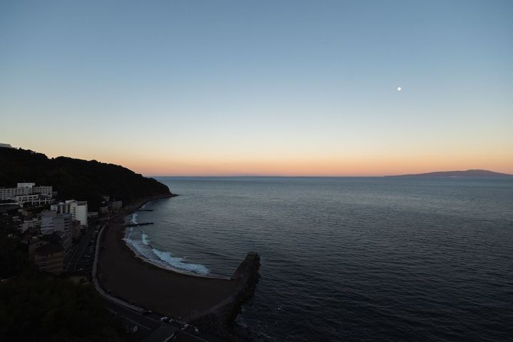 伊豆半島の海岸沿いに南北に細長く延びる熱川温泉郷。「昭和の温泉街」の風情を残す。