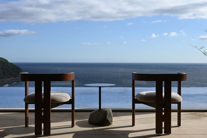 エントランスロビーは絶好のオーシャンビューポイント。滞在はここからスタート。