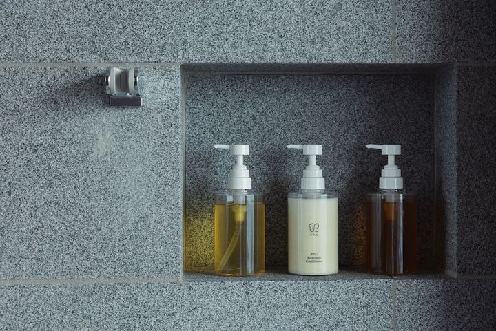 浴室のアメニティは植物由来の成分の「uka」。森林保全の一環として採取されたクロモジなどを原料にしている。