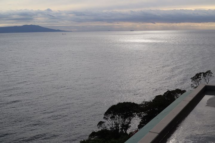 すべての客室に加えて、館内の至るところから東伊豆の海景色を一望する。