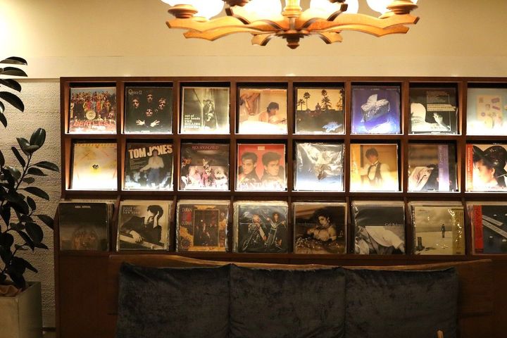 ラウンジバーでは、昭和・平成の懐かしい音楽をアナログレコードで。