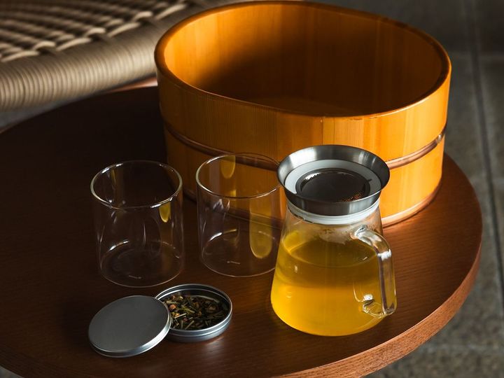 露天風呂に浸かりながら、ドリンクや軽食が楽しめる「茶出し風呂」をルームサービスとして提供。