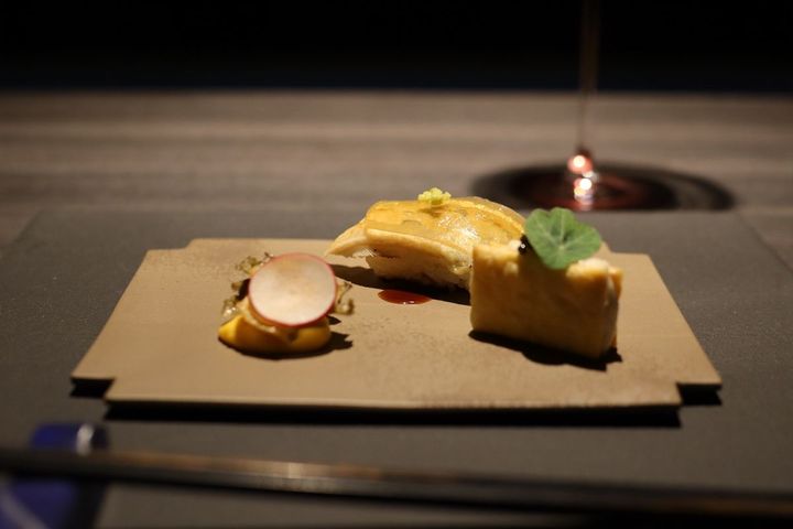 レストラン「汐と杯」では、金目鯛、伊勢海老、黒むつをはじめ、伊豆の食材を活かした和食を用意。