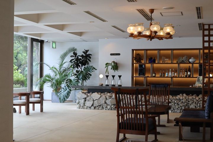 ロビーではスペシャルティコーヒーのサービスやシャンパンのフリーフローを提供。