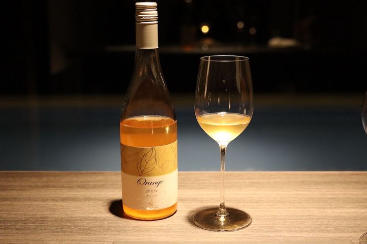 希少ワインや地酒など、和食と響き合うペアリングをソムリエが提案。お酒が苦手な人には、ノンアルコールのペアリングも。