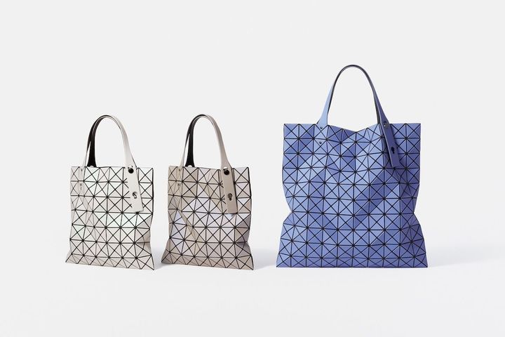 〈左・中央〉スモールトートバッグ ￥47,300 〈右〉トートバッグ ￥58,300