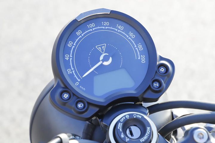 シンプルなメーターは’60年代以前のトロフィー風