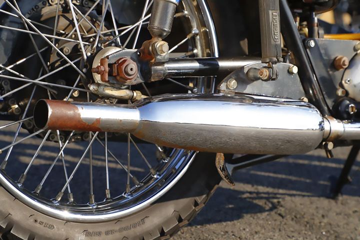 ズバババッ！ という威勢のいい排気音を奏でるマフラーは、消音機構を備えるものの、限りなく直管に近い構造