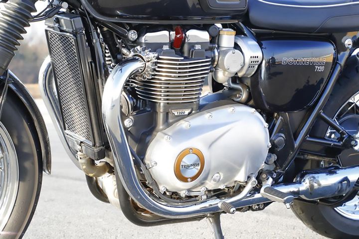 パッと見は空冷風でも、現行バーチカルツインは全車水冷。気化器はインジェクションで、スロットルボディは’66年以 前のアマル・モノブロックキャブを再現