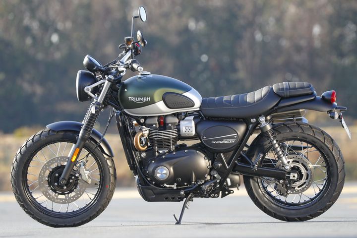 ストリートツインの兄弟車となるスクランブラーは、悪路走破性を高めるべく、アップマフラーや19／17インチのスポークホイールなどを採用