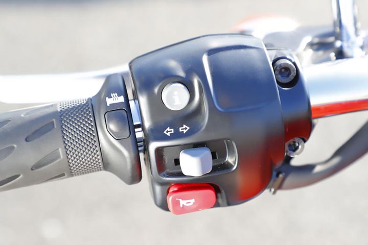 ライディングモードやグリップヒーターを標準装備する