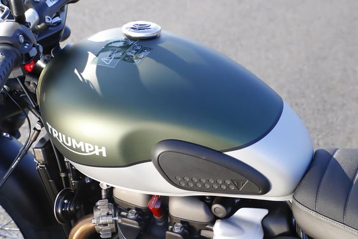 細身のガソリンタンクは軽快感の演出に貢献