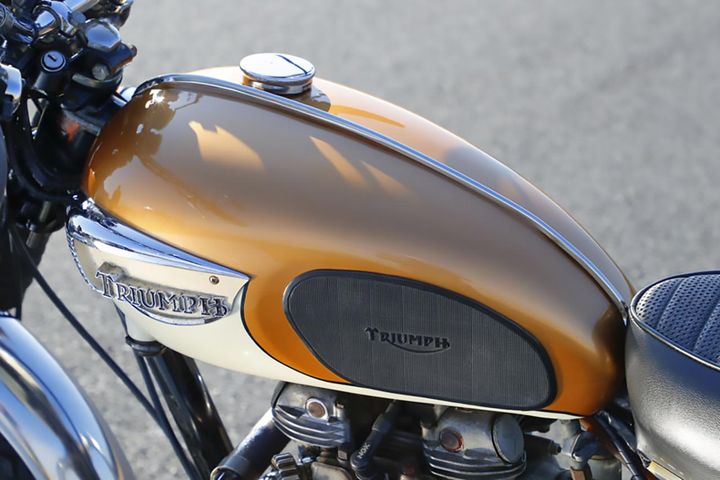 ティアドロップタイプのガソリンタンク容量は、北米仕様：13.6L、欧州仕様：18.1L