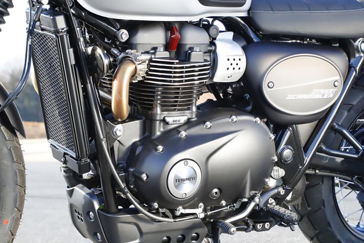 乗車中は回したくなるけれど、1200ccと比較すると、900ccはロングストローク。アップマフラーの排気音は、ボンネビルより歯切れがよくて乾いた印象