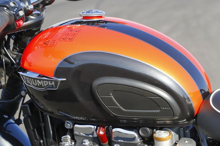 燃料タンクはOHV時代の欧州仕様に通じる雰囲気