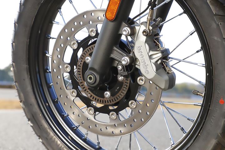 ブラックリムのスポークホイールは2.75×19／4.25×17。Fキャリパーはブレンボ 4ピストン