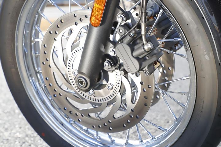 スポークホイールのサイズは2.75×18／4.25 ×17