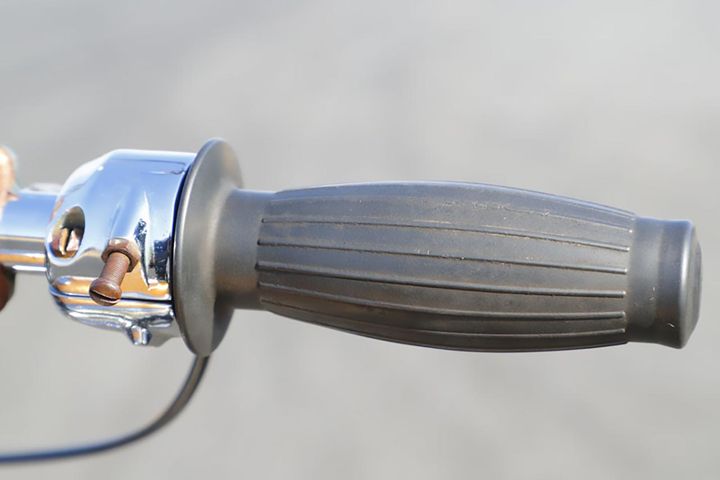 振動緩和に貢献するタル型グリップは、’60年代中盤からさまざまな英車が採用