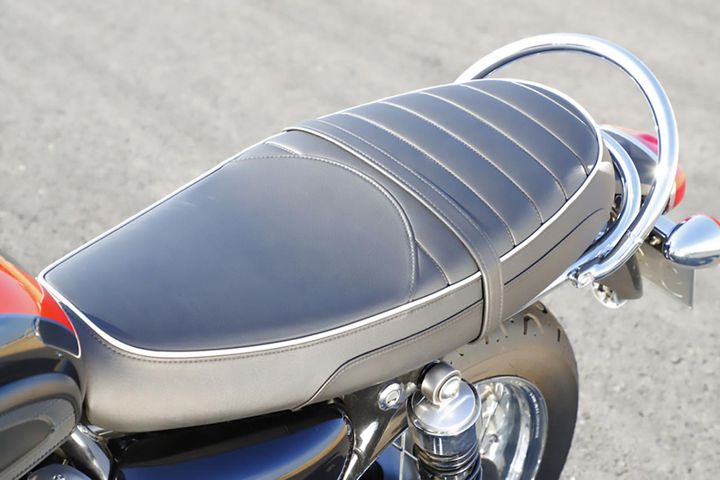 シートは現行車の基準で考えればかなり肉厚で、後方にはメッキ仕上げのグラブバーが備わっている